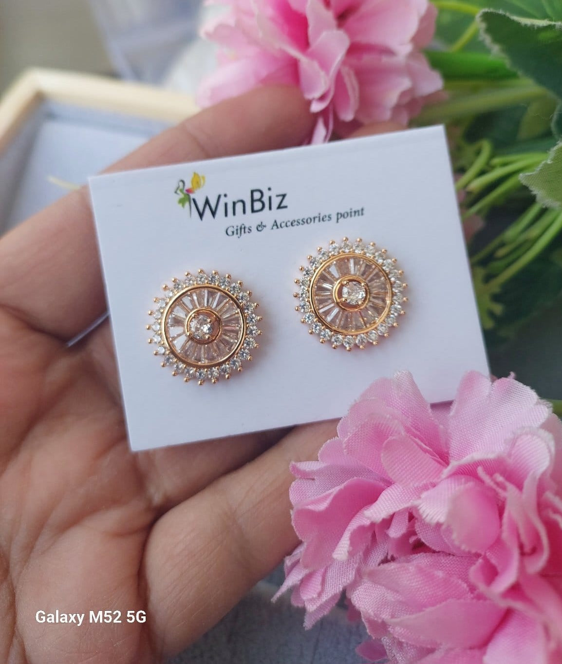 Sparkling round studs